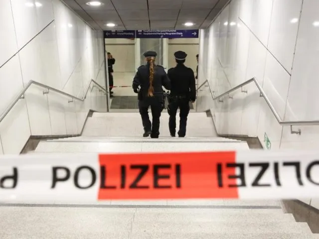 Einsatzkräfte der Polizei sichern den Zugang zur S-Bahnhaltestelle Jungfernstieg in&nbsp;Hamburg. Foto:&nbsp;Bodo Marks/dpa