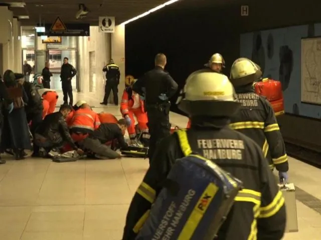 Notarzt-Einsatz in der S-Bahnhaltestelle Jungfernstieg. Foto:&nbsp;Tnn/dpa
