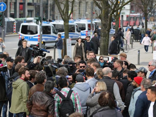 Medienvertreter umringen den Pressesprecher der Polizei Hamburg. Foto: Bodo Marks/dpa