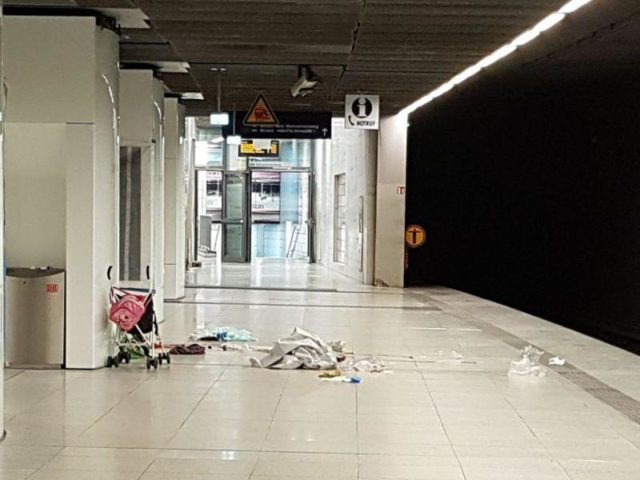 Nach dem tödlichen Messerangriff: Am Tatort zurück bleibt ein Buggy mit einer rosa Kindertasche. Foto: Polizei Hamburg/dpa
