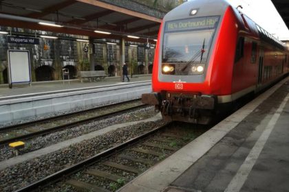 Geltendorf: Raubversuch mit Messer im Zug – Mädchen (16) flüchtet zum Lokführer – Täter entkommen