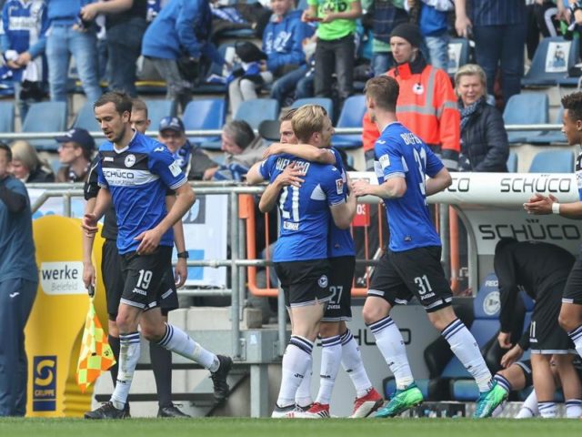 Bielefelds Torschütze Andreas Voglsammer (Mitte) feiert seinen Treffer zum 1:0 mit seinen Teamkameraden. Foto: Friso Gentsch/dpa