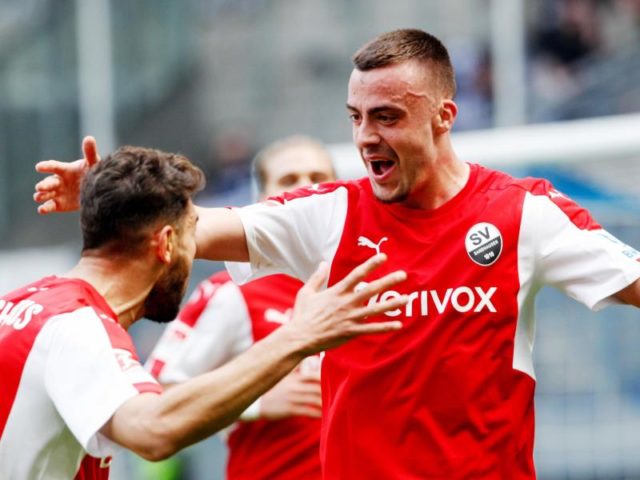 Sandhausens Philipp Förster (r) jubelt über sein Tor zum 1:0 gegen den MSV mit Nejmeddin Daghfous. Foto: Roland Weihrauch/dpa