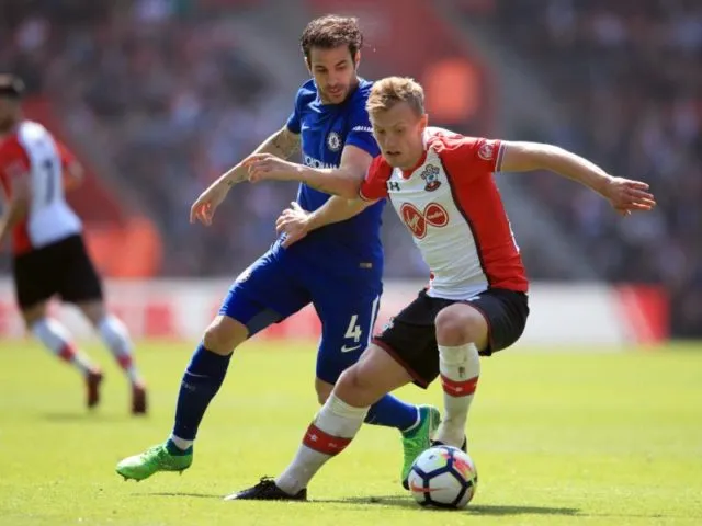 James Ward-Prowse (r) vom FC Southampton kämpft gegen Cesc Fabregas vom FC&nbsp;Chelsea um den Ball. Foto: Adam Davy/PA Wire/dpa