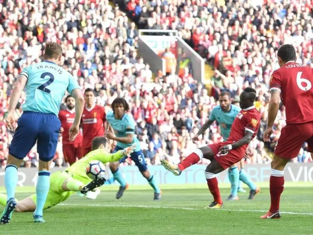 Liverpools Sadio Mane (2.v.r) trifft zum 1:0 für Liverpool. Foto: Anthony Devlin/PA&nbsp;Wire/dpa
