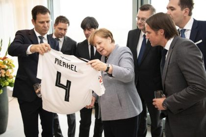 Angela Merkel bekommt Fußballtrikot geschenkt