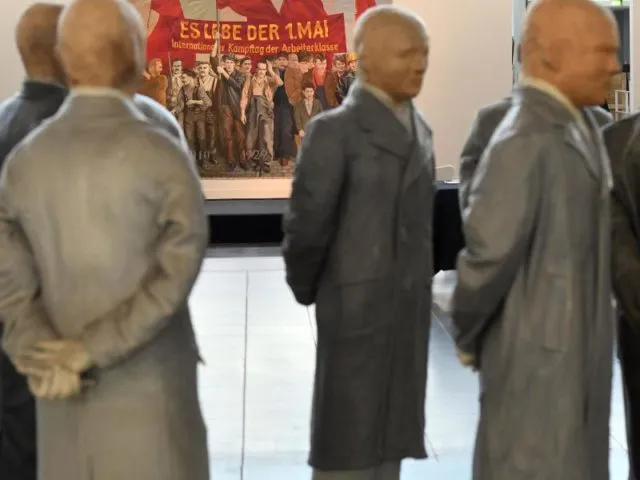 Das Werk "Die Bürger von B." von Segfried Neuhausen aus dem Jahr 1967 in Aachen. Foto: Henning Kaiser/dpa