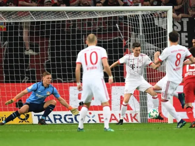 Bayer-Keeper Leno (l) hat beim abgefälschten Schuss von Bayerns Martinez (r) durch Lewandowski keine Chance. Foto: Marius Becker/dpa
