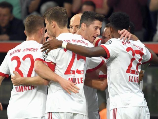 In der 9. Minute durften die Bayern-Spieler nach Lewandowskis zweitem Treffer erneut jubeln. Foto: Federico Gambarini/dpa