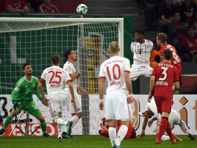 Leverkusens Lars Bender (r) brachte die Werkself per Kopfball wieder ran. Foto: Federico Gambarini/dpa