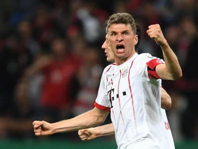 Weltmeister Thomas Müller stellte nach der Pause die Weichen auf Sieg für den Rekordmeister. Foto: Marius Becker/dpa
