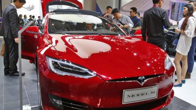 Tesla-Chef Musk legt Grundstein für Gigafabrik in Shanghai
