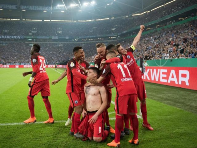 Die Frankfurter feiern den Einzug ins Pokalfinale. Foto: Bernd Thissen/dpa