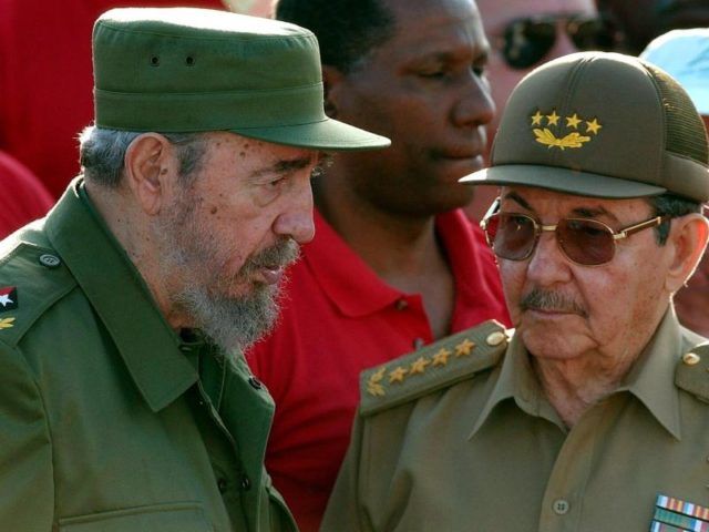 Fidel Castro (l), Präsident von Kuba, und sein jüngerer Bruder Raul Castro, Verteidigungsminister, nehmen am 1. Mai 2004 an den Feierlichkeiten zum Tag der Arbeit teil. Foto: Alejandro Ernesto/EPA/dpa