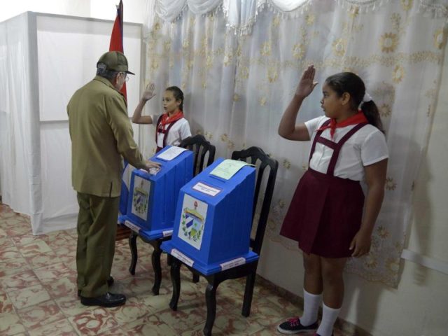 Raul Castro, Staatschef von Kuba, steht an der Wahlurne in einem Wahllokal in Havanna. Foto: Estudios Revolución/ACN/dpa