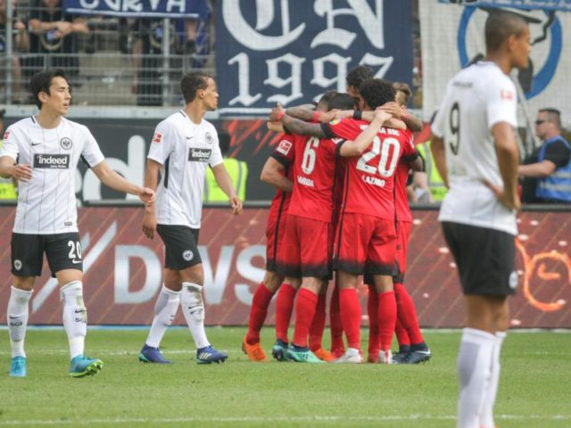 Während sich dier Hertha-Spieler über den 2:0 freuen, macht sich bei den Frankfurtern Enttäuscht breit. Foto: Frank Rumpenhorst/dpa