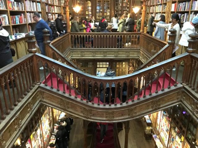 Die Livraria Lello in Porto gilt als eine der schönsten Buchhandlungen der Welt. Foto: Emilio Rappold/dpa