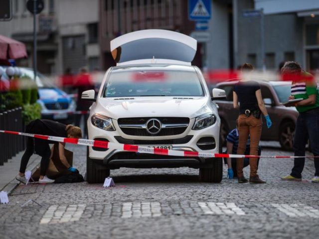 Mitarbeiter der Spurensicherung nach einer Schießerei in der Frankfurter Innenstadt einen Geländewagen. Foto: Andreas Arnold/dpa