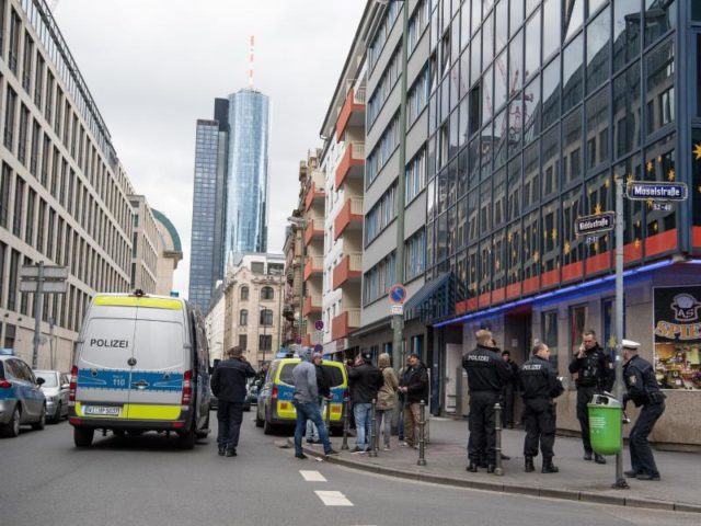 Razzia gegen mutmaßliche Drogenhändler im Frankfurter Bahnhofsviertel. Foto: Fabian Sommer/dpa