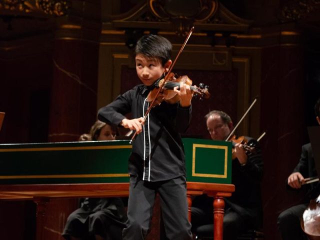 Der 10-jährige Christian Li aus Australien beim Menuhin-Geigenwettbewerb in Genf Foto: Olivier Miche/dpa