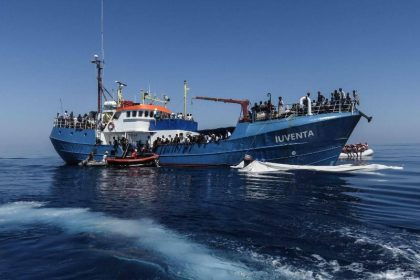„Seenotretter“ oder „See-Taxis“? 21 Aktivisten sollen in Sizilien vor Gericht – Haftstrafen bis 20 Jahre möglich