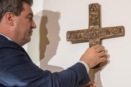 Kreuz-Streit: Söder als “Verfassungsfeind” – Bayern als “fundamentalistischer Gottesstaat” bezeichnet