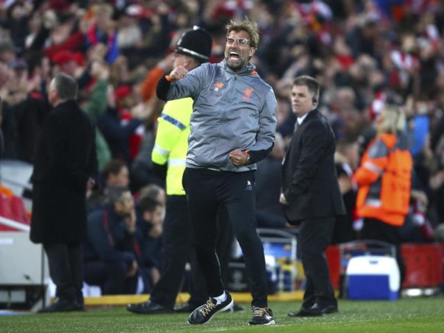 Liverpools Trainer Jürgen Klopp (M) feiert den Treffer von Salah euphorisch. Foto: Dave Thompson/AP/dpa