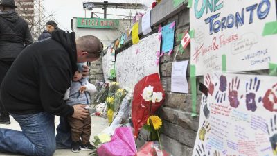 „Liebe für alle, Hass für niemanden“: Tausende gedenken mit Mahnwache der Opfer von Toronto