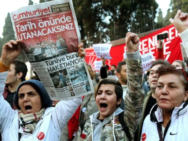 In Istanbul protestieren Menschen im November 2016 gegen Verhaftungen von «Cumhuriyet»-Mitarbeitern. Foto: Sedat Suna/EPA/dpa