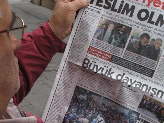 Protest auf der Titelseite: Am 1. November 2016 prangerte «Cumhuriyet» einen «weiteren Schlag gegen die freie Presse» an. Foto: Linda Say/dpa