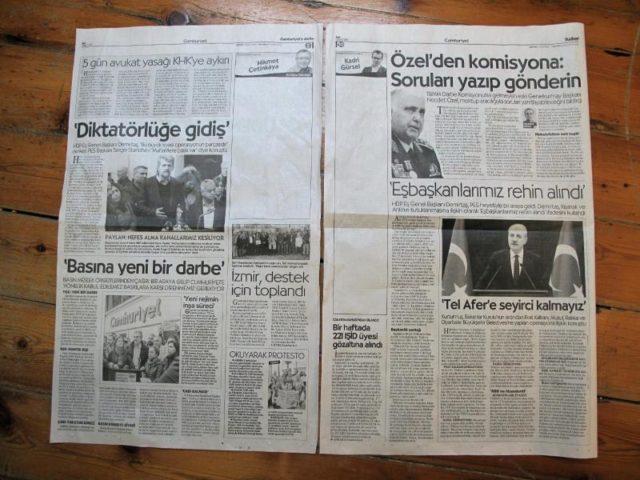 Leere Stellen auf den «Cumhuriyet»-Seiten, auf denen die Kolumnisten Hikmet Cetinkaya und Kadri Gursel schrieben, bevor sie festgenommen wurden. Foto: Linda Say/dpa