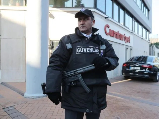 Die regierungskritische Zeitung war immer wieder Ziel von Polizeiaktionen. Foto:&nbsp;Sedat Suna/EPA/dpa