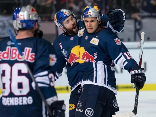 Jonathan Matsumoto (r) ist zum besten Spieler der Playoffs in der Deutschen Eishockey Liga gewählt worden. Foto: Sven Hoppe/dpa