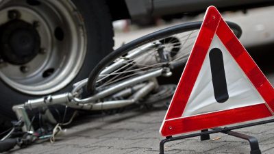 Brandenburg: 81-jähriger Autofahrer rammt Fahrradfahrer – Vier Personen in Lebensgefahr