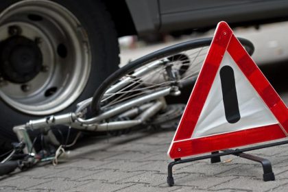 Brandenburg: 81-jähriger Autofahrer rammt Fahrradfahrer – Vier Personen in Lebensgefahr