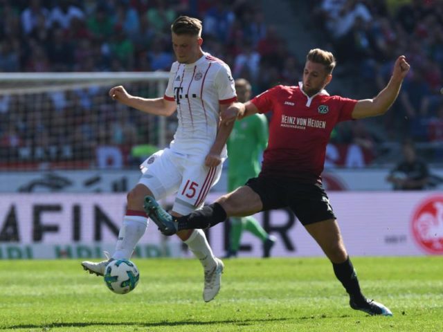 Bayerns Lukas Mai (l) wird gegen Frankfurt erneut im Kader stehen. Foto: Peter Steffen/dpa