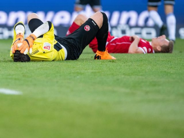 Spieler vom 1. FC Kaiserslautern liegen nach dem Spiel enttäuscht auf dem Rasen. Foto: Guido Kirchner/dpa