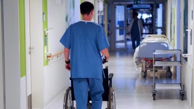 Erstmals Arbeitsverbot für Ungeimpfte durchgesetzt – AfD warnt vor Pflegenotstand
