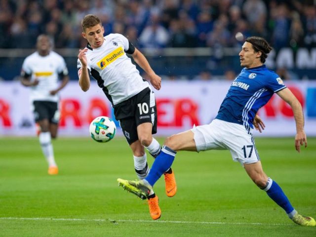 Schalkes Benjamin Stambouli (r) kommt vor Gladbachs Thorgan Hazard an den Ball. Foto: Guido Kirchner/dpa