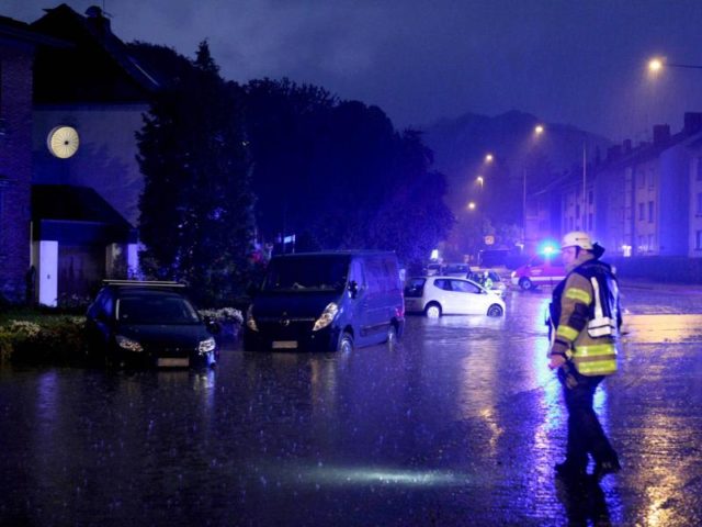 Fahrzeuge auf einer überschwemmten Straße in Aachen. Ein schweres Unwetter ist in der Nacht über die Eifel und angrenzende Regionen hinweggefegt. Foto: Ralf Roeger/dmp press//dpa