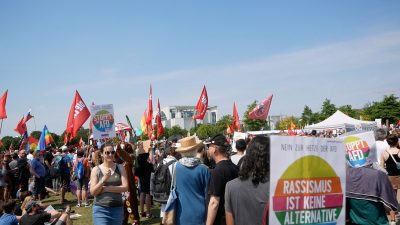 AfD-Demo Berlin: „Stoppt den Hass“-Gegendemonstranten schreien „Ganz Berlin hasst die AfD“