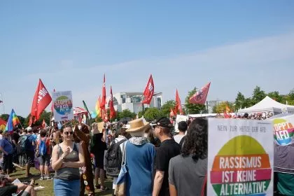 AfD-Demo Berlin: „Stoppt den Hass“-Gegendemonstranten schreien „Ganz Berlin hasst die AfD“