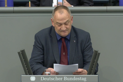 Ironische Betrachtung mit Daten und Fakten: Professor Heßenkemper zur Bildungspolitik in Bundestagsdebatte