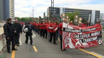„Der Dritte Weg“ – Links- oder rechtsradikal? Neonazis marschieren mit kommunistischen Slogans in Chemnitz auf
