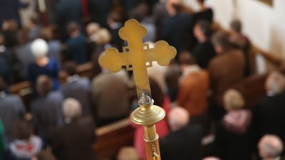 Pfarrer in Aalen setzt sich nach Pfingstmesse Kopftuch auf – Weidel: Katholischer Geistlicher „verblödet“