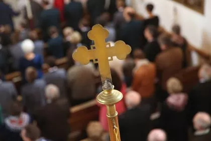 Pfarrer in Aalen setzt sich nach Pfingstmesse Kopftuch auf - Weidel: Katholischer Geistlicher "verblödet”