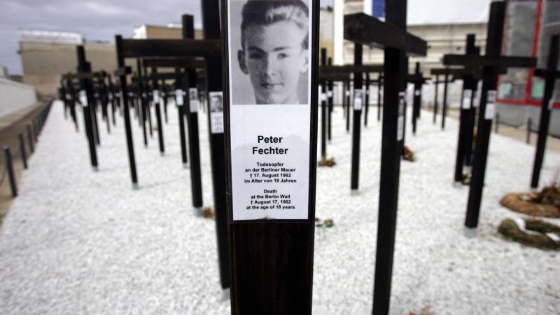 Ein am 11. April 2005 aufgenommenes Foto zeigt ein Porträt eines Opfers des SED-Regimes an der Berliner Mauer. Bisher sind 1.065 Opfer bekannt. Foto: John MacDougall/AFP/Getty Images