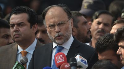 Pakistans Innenminister bei Attentatsversuch angeschossen