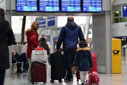 Zu früh in den Urlaub gereist: Polizei schnappt Schulschwänzer am Flughafen – Eltern angezeigt