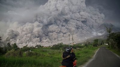 Vulkanausbruch in Indonesien treibt Menschen in die Flucht